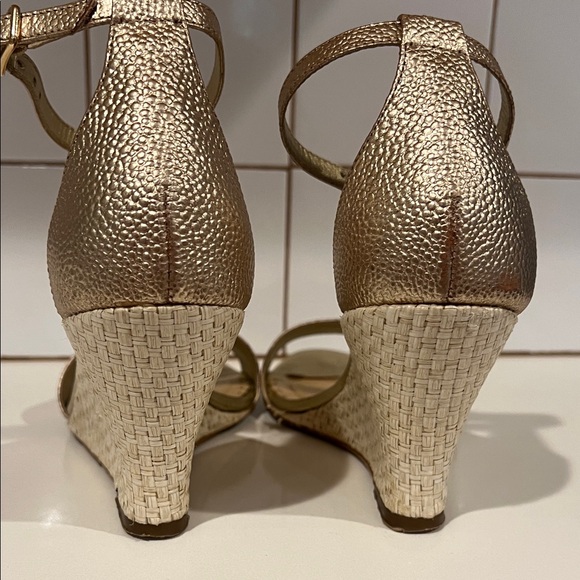 Lilly Pulitzer Bridgette Gold Open Toe Wedges Ankle Strap Size 7.5 worn once! - Picture 4 of 5